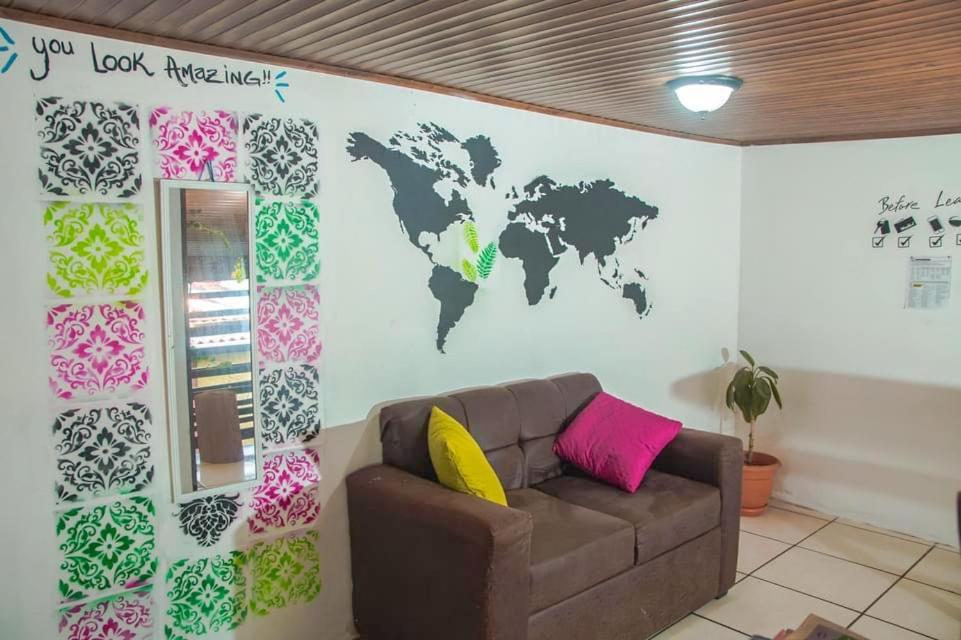 Bato'S Hostel Quepos Bagian luar foto