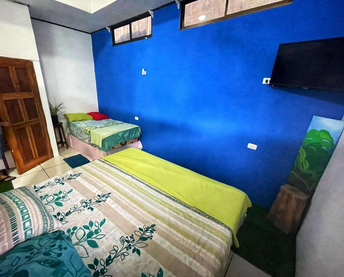 Bato'S Hostel Quepos Bagian luar foto