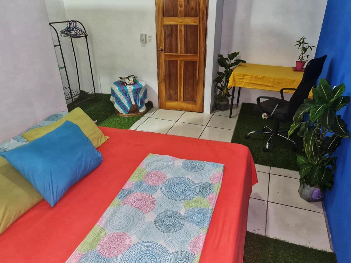 Bato'S Hostel Quepos Bagian luar foto