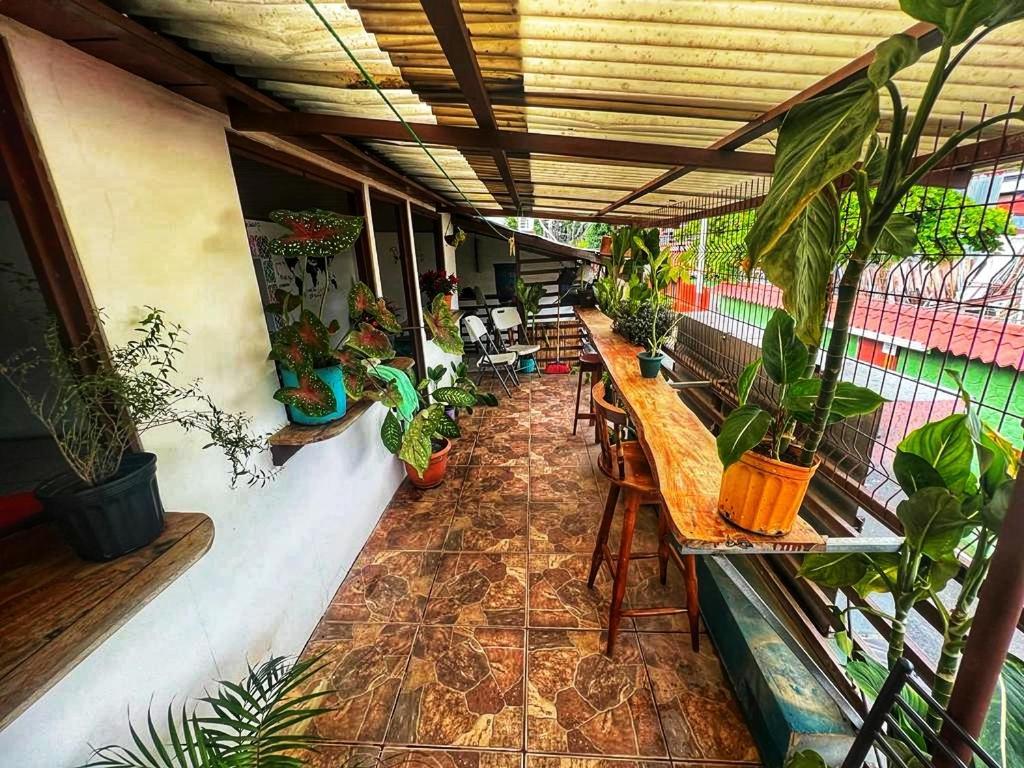 Bato'S Hostel Quepos Bagian luar foto