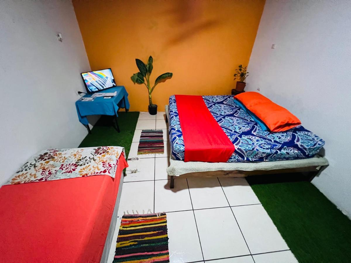 Bato'S Hostel Quepos Bagian luar foto